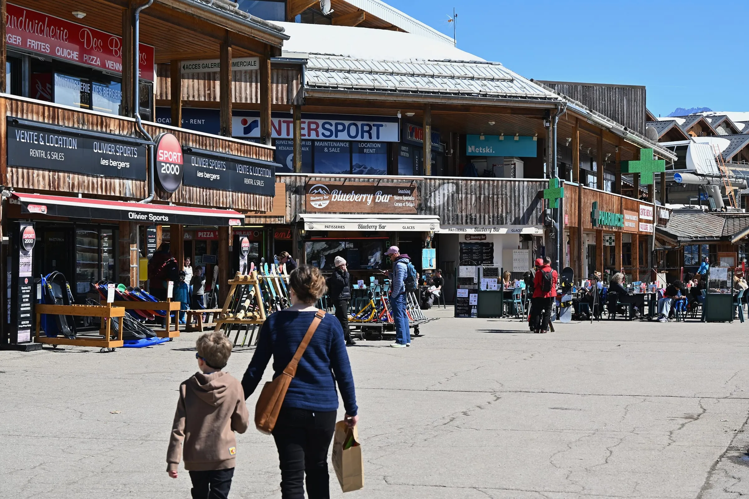 Shops and ski hire at Les Bergers in Alpe d'Huez