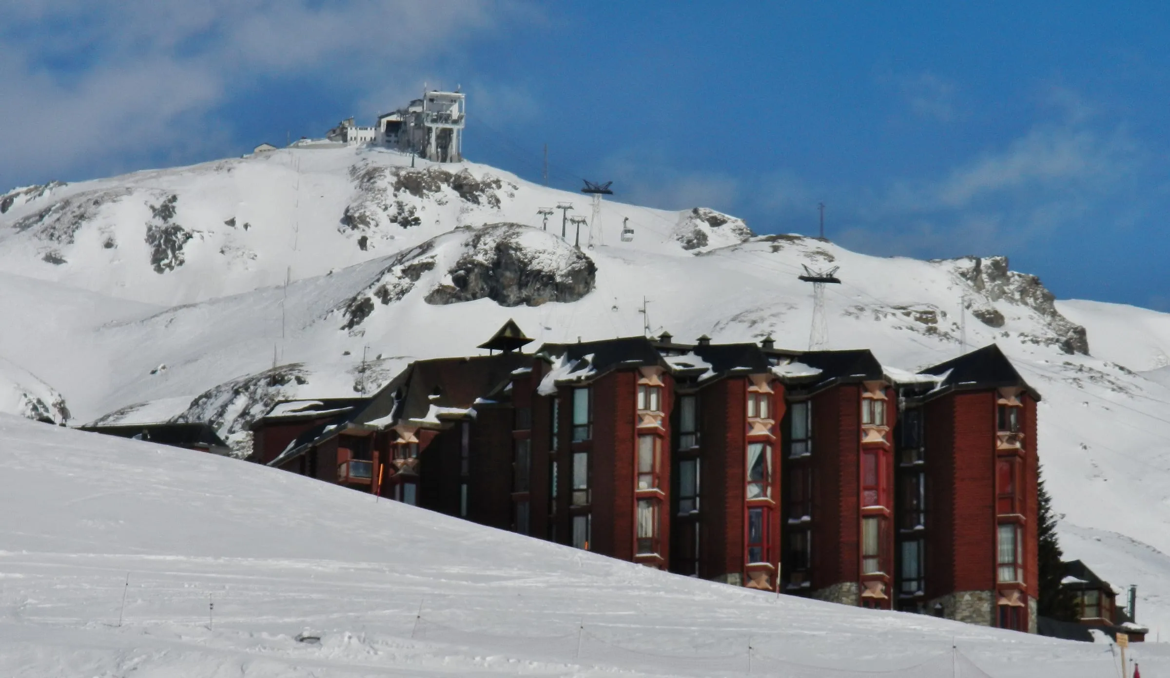 Snowy slopes rising from Breuil-Cervinia towards the Plan Maison lift station