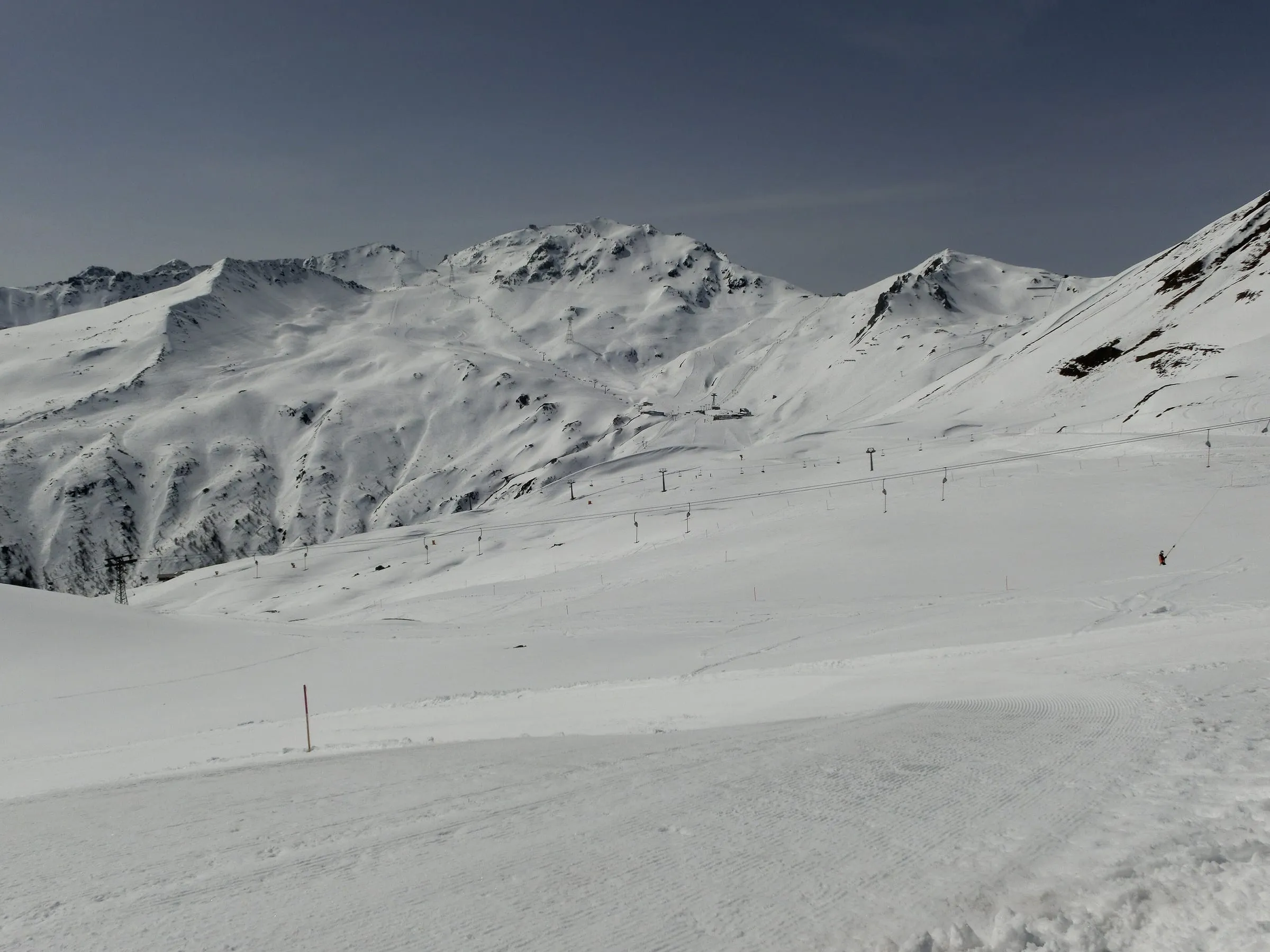 Wide groomed pistes in the Parsenn ski area, seen from Gotschnagrat above Klosters