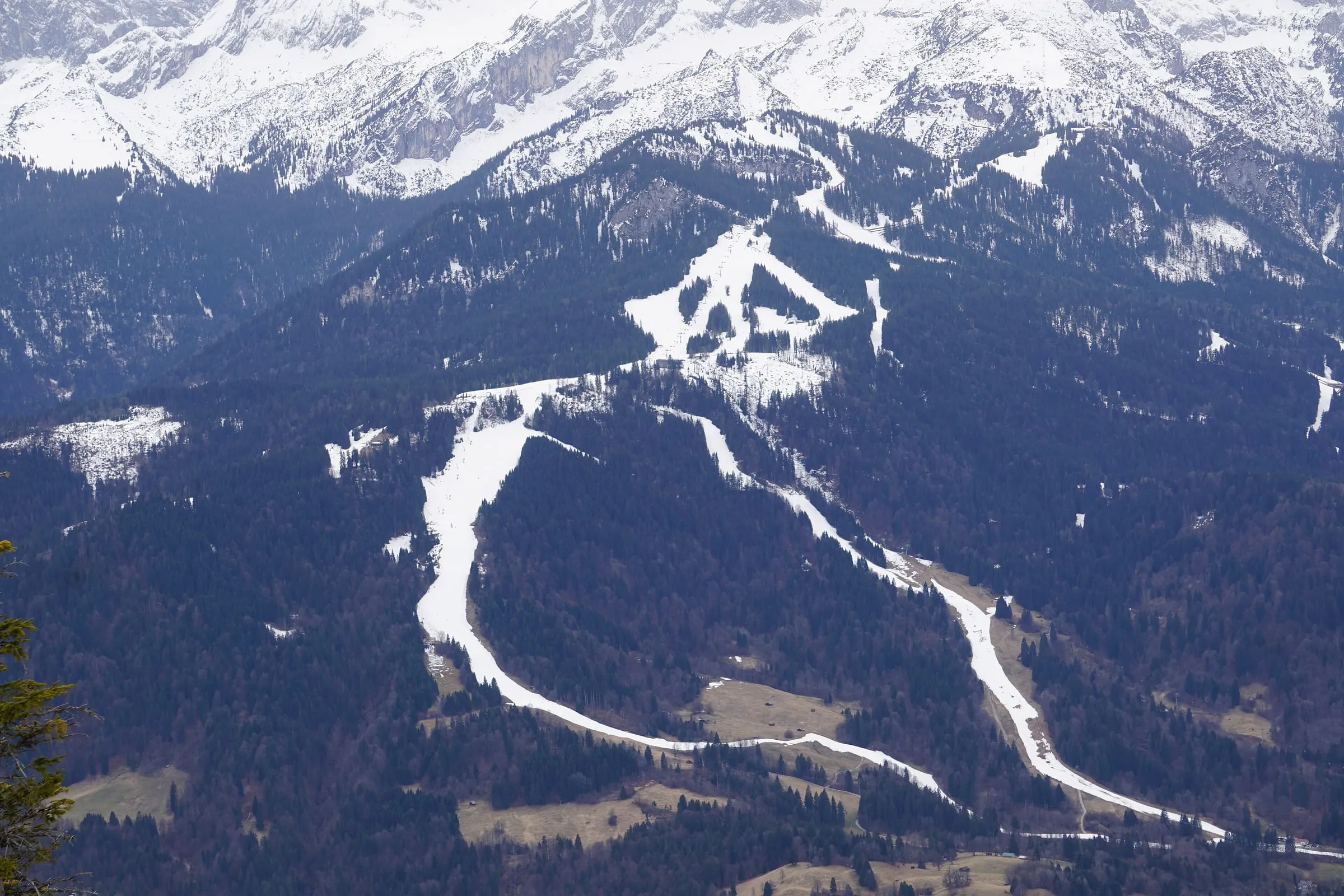 The pistes of the Garmisch-Classic ski area on the Hausberg above Garmisch-Partenkirchen, with the Wetterstein peaks behind
