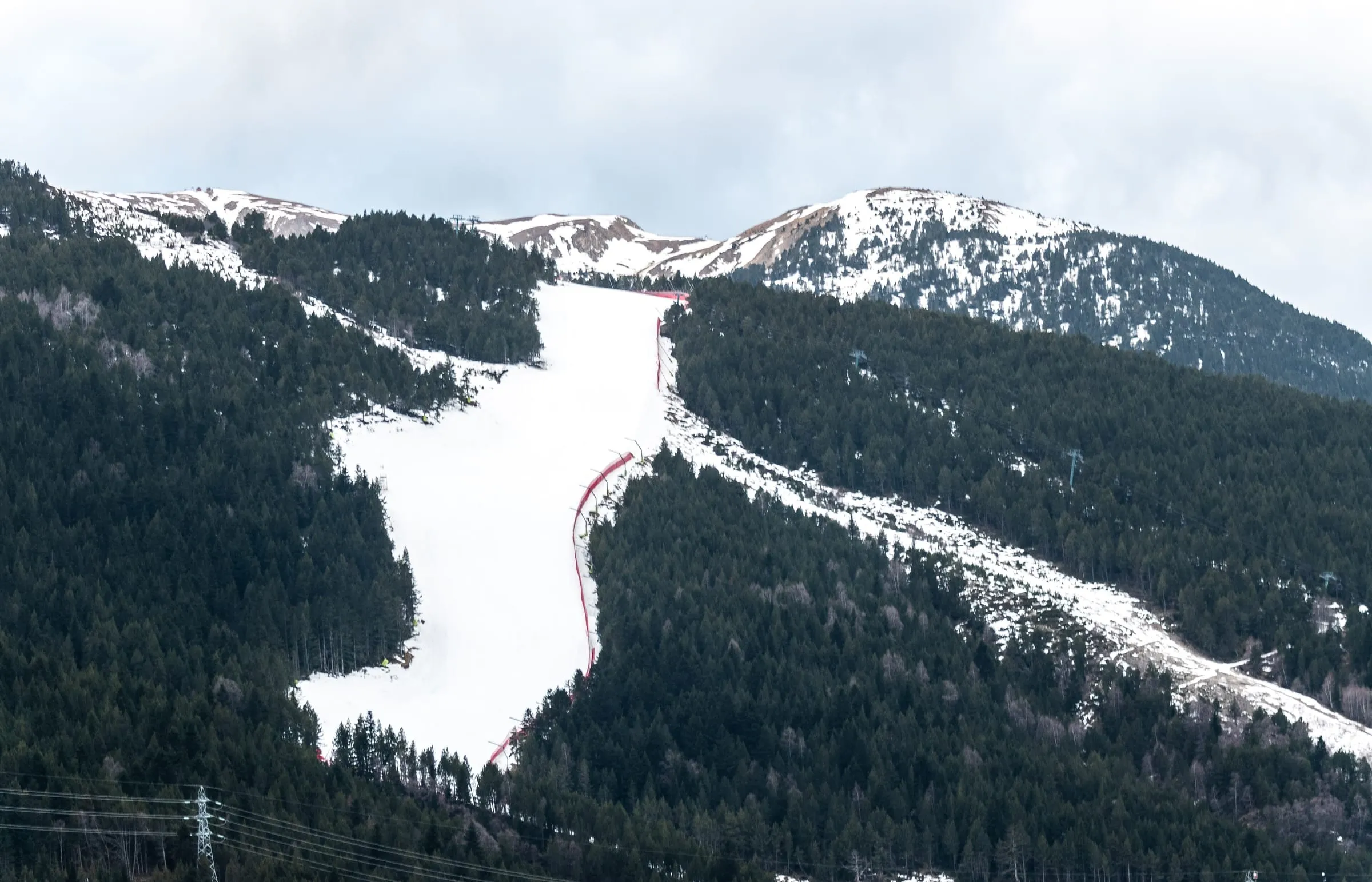 The Àliga piste cutting through the forest above El Tarter in Grandvalira