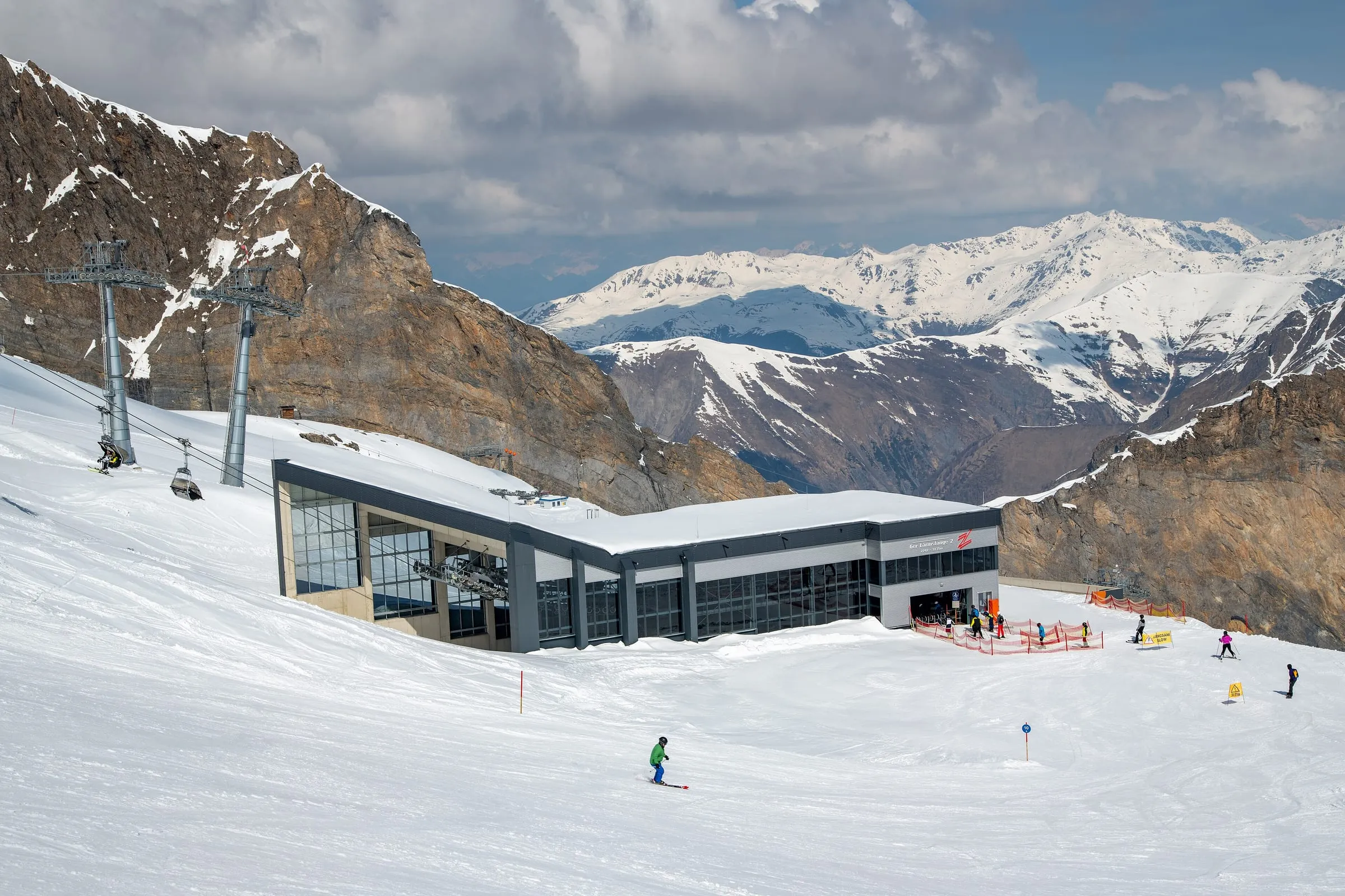 Skiers below the Lärmstange 2 chairlift station on the Hintertux Glacier