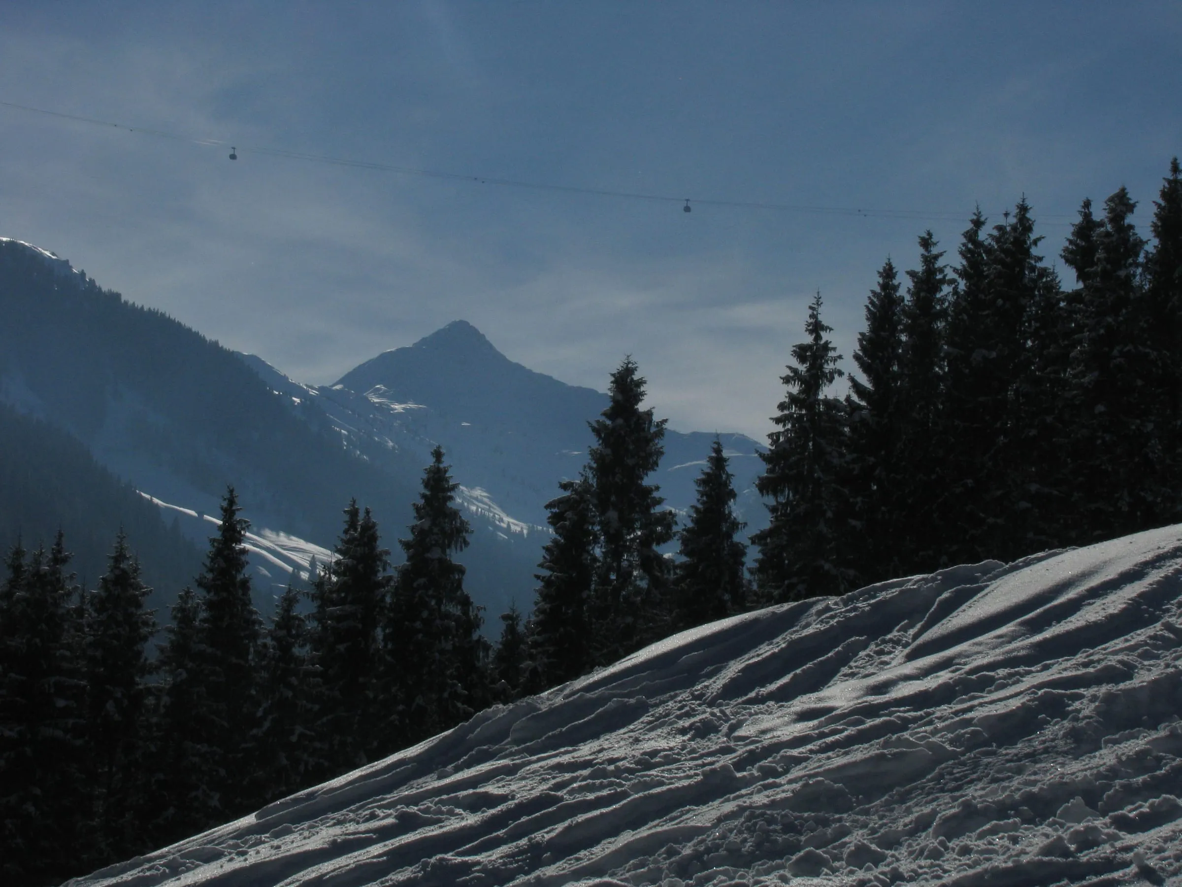 The Kleiner Rettenstein seen from the Pengelstein east run, with the 3S cable car crossing above