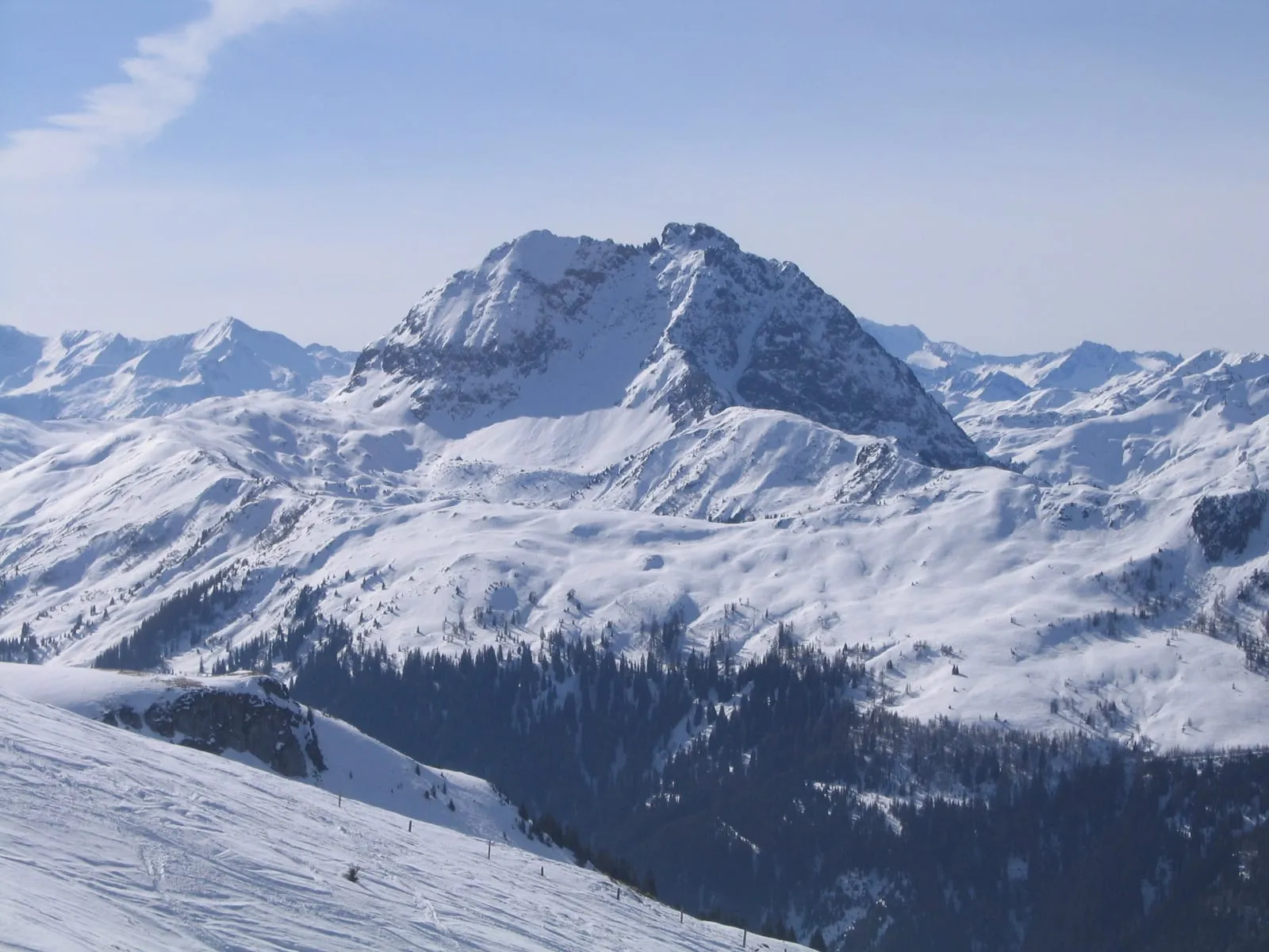 The snowy Großer Rettenstein seen from the Pengelstein in the KitzSki area