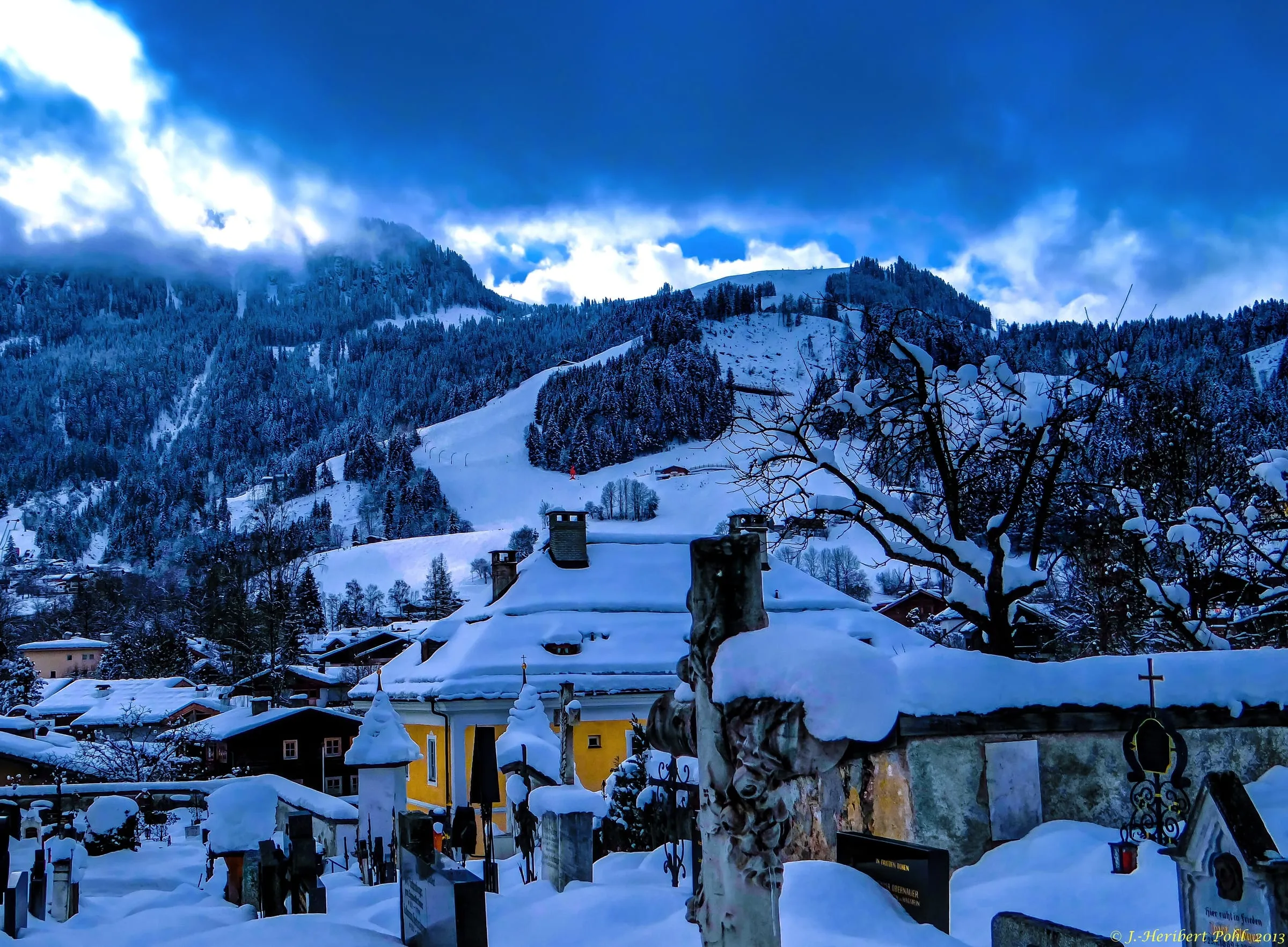 Snow-covered Kitzbühel with the Hahnenkamm ski slopes rising behind the town