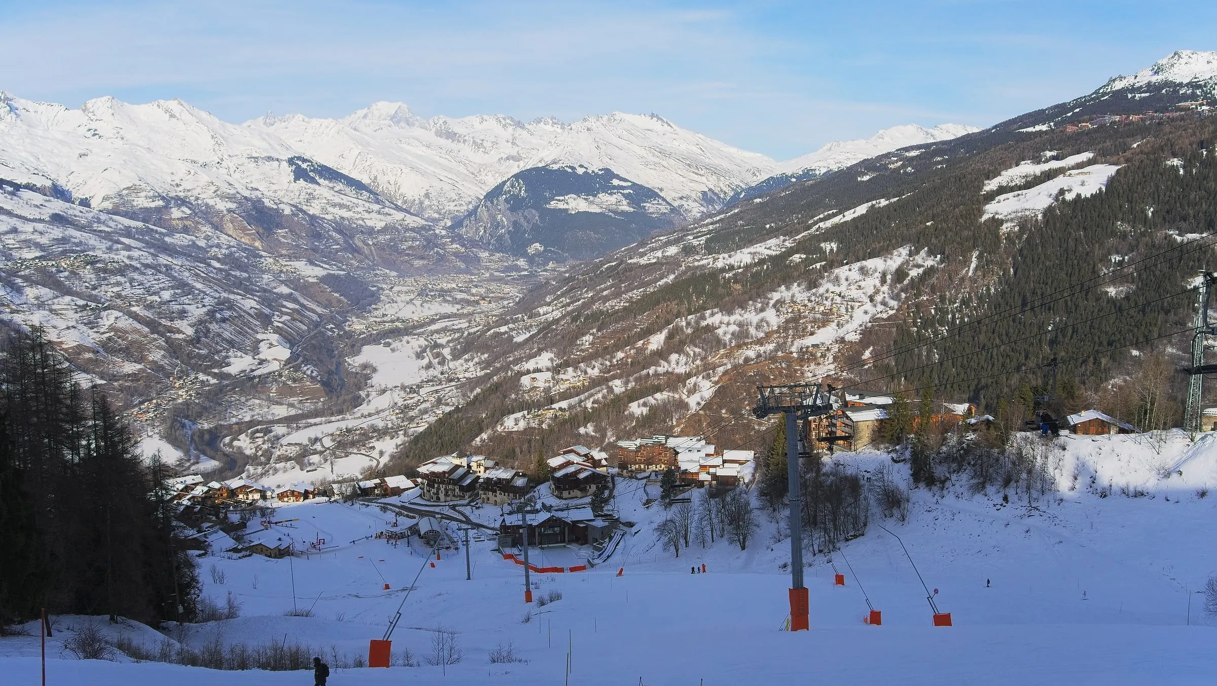 The Montchavin piste running down to the village through the trees in winter