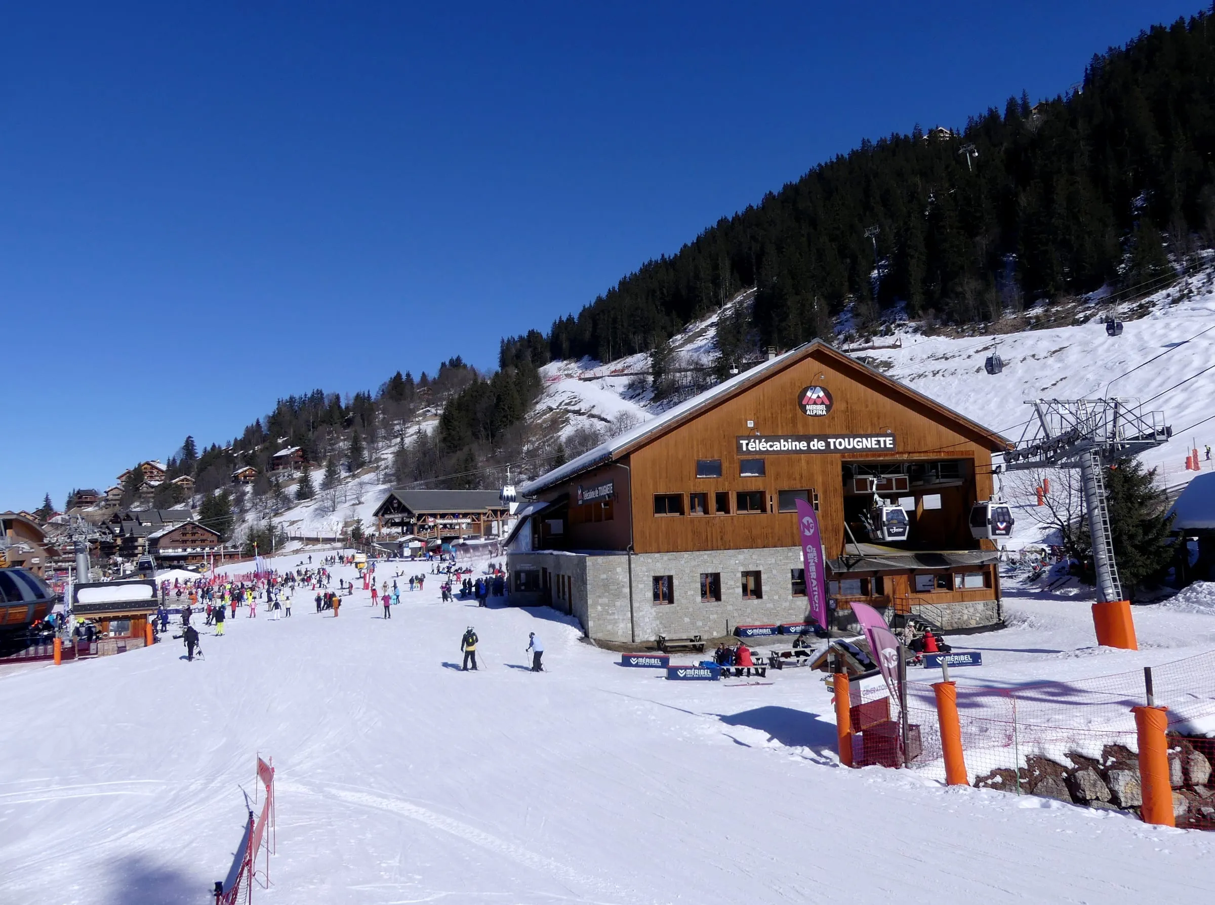 Skiers at the foot of the slopes by the Tougnète gondola in Méribel centre