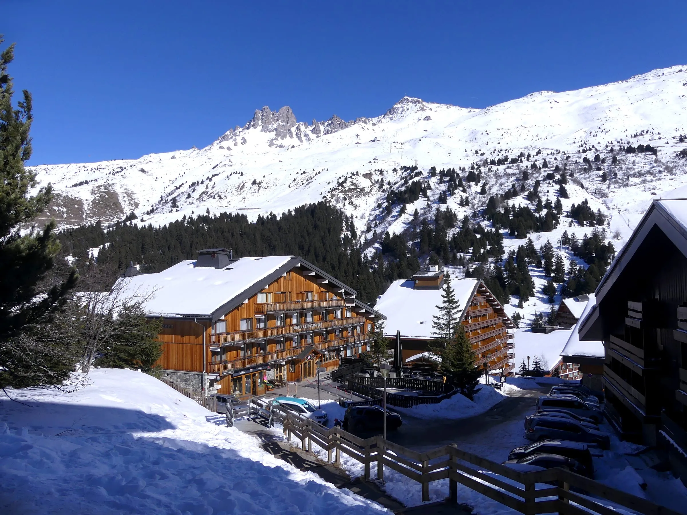Chalets in Méribel-Mottaret under snowy peaks