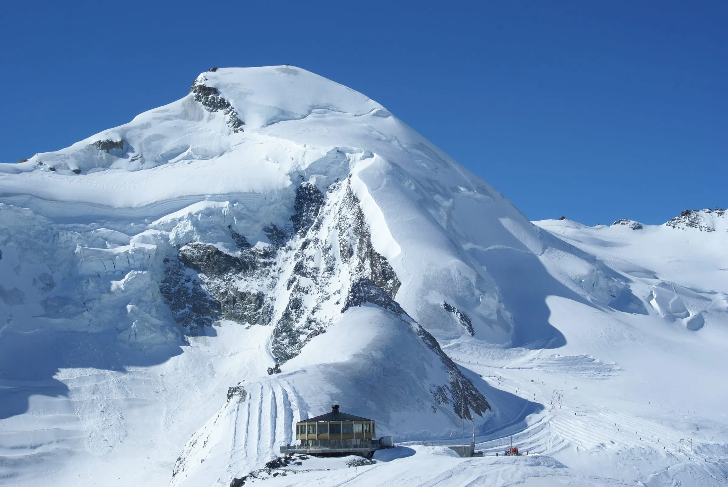 The Mittelallalin station and revolving restaurant below the Allalinhorn in winter