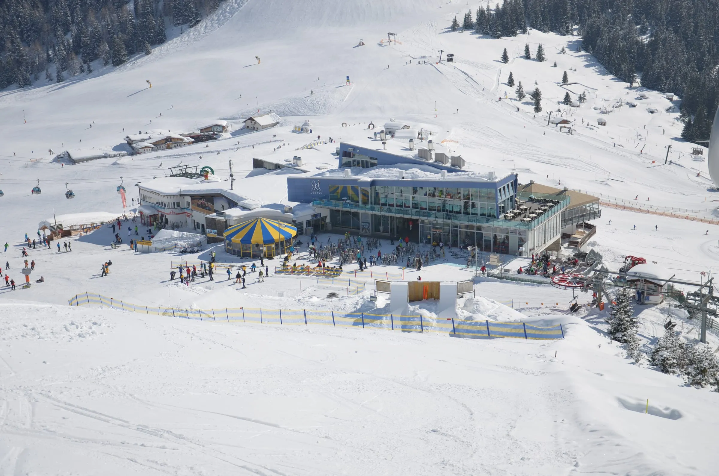 The Komperdell plateau above Serfaus in winter, with lift stations, restaurants and gentle slopes