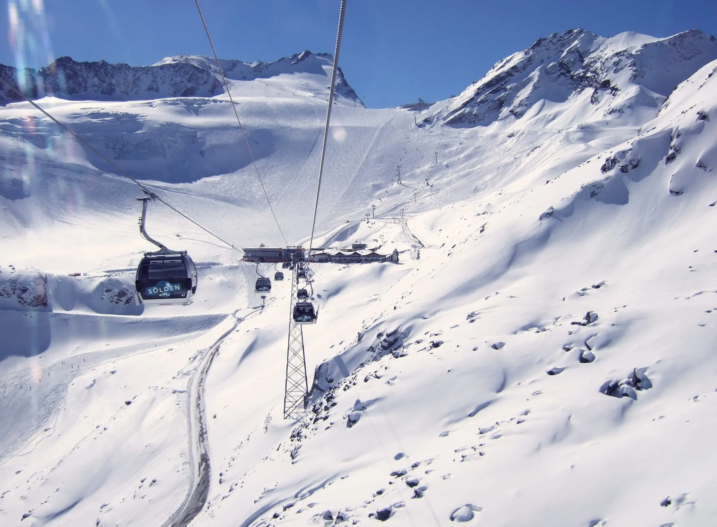 A gondola above snowy slopes in Sölden