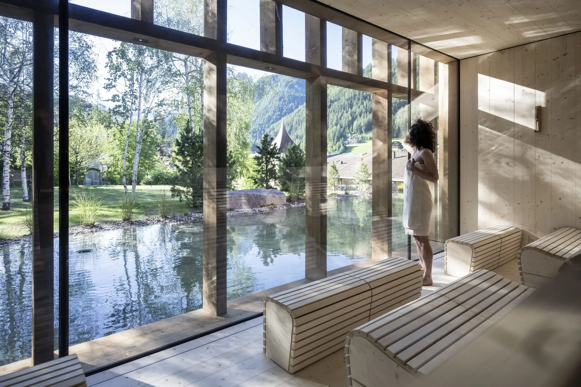 ADLER Spa Resort Dolomiti: spa relaxation room with garden views