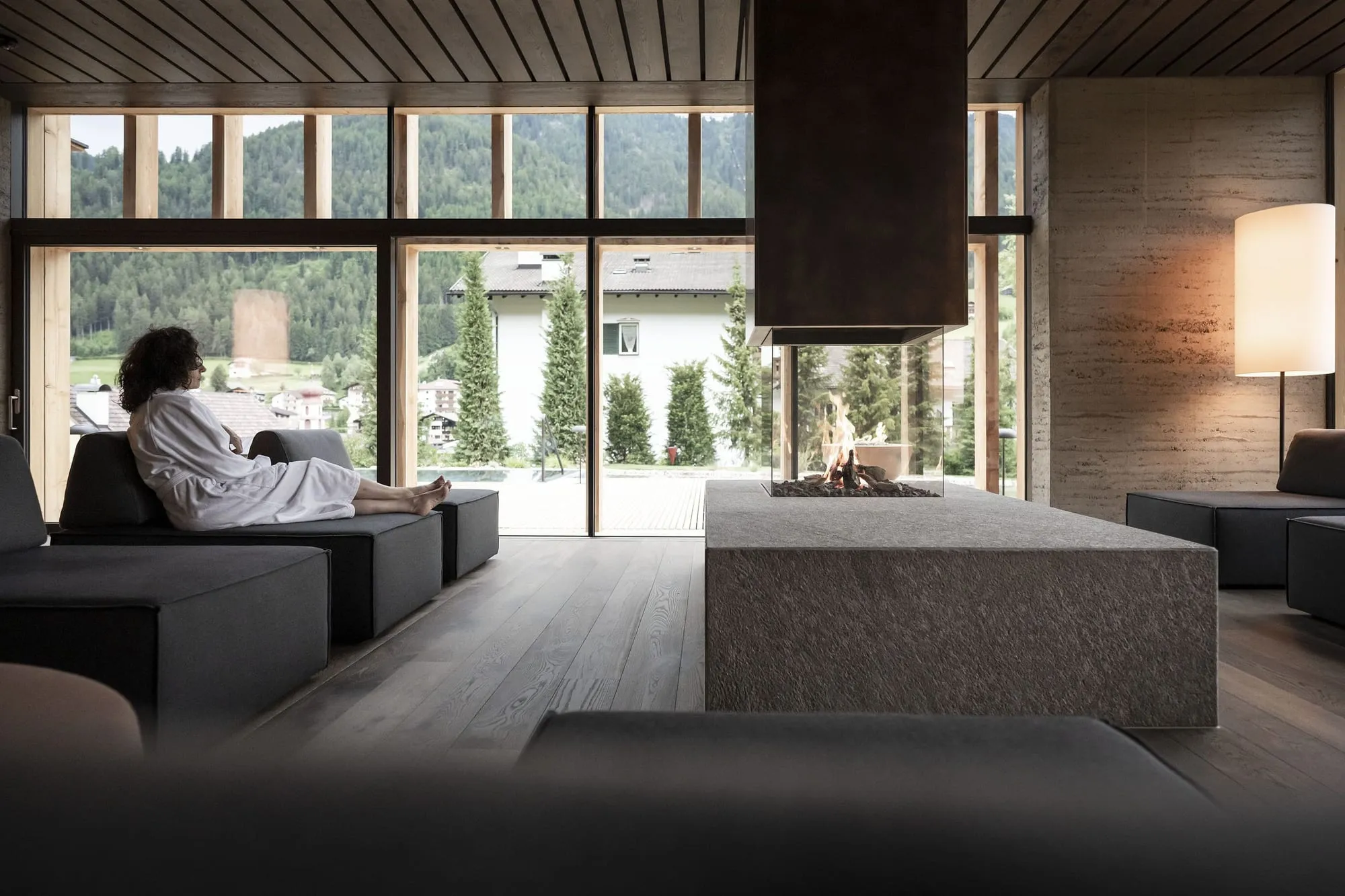 ADLER Spa Resort Dolomiti: lounge with fireplace