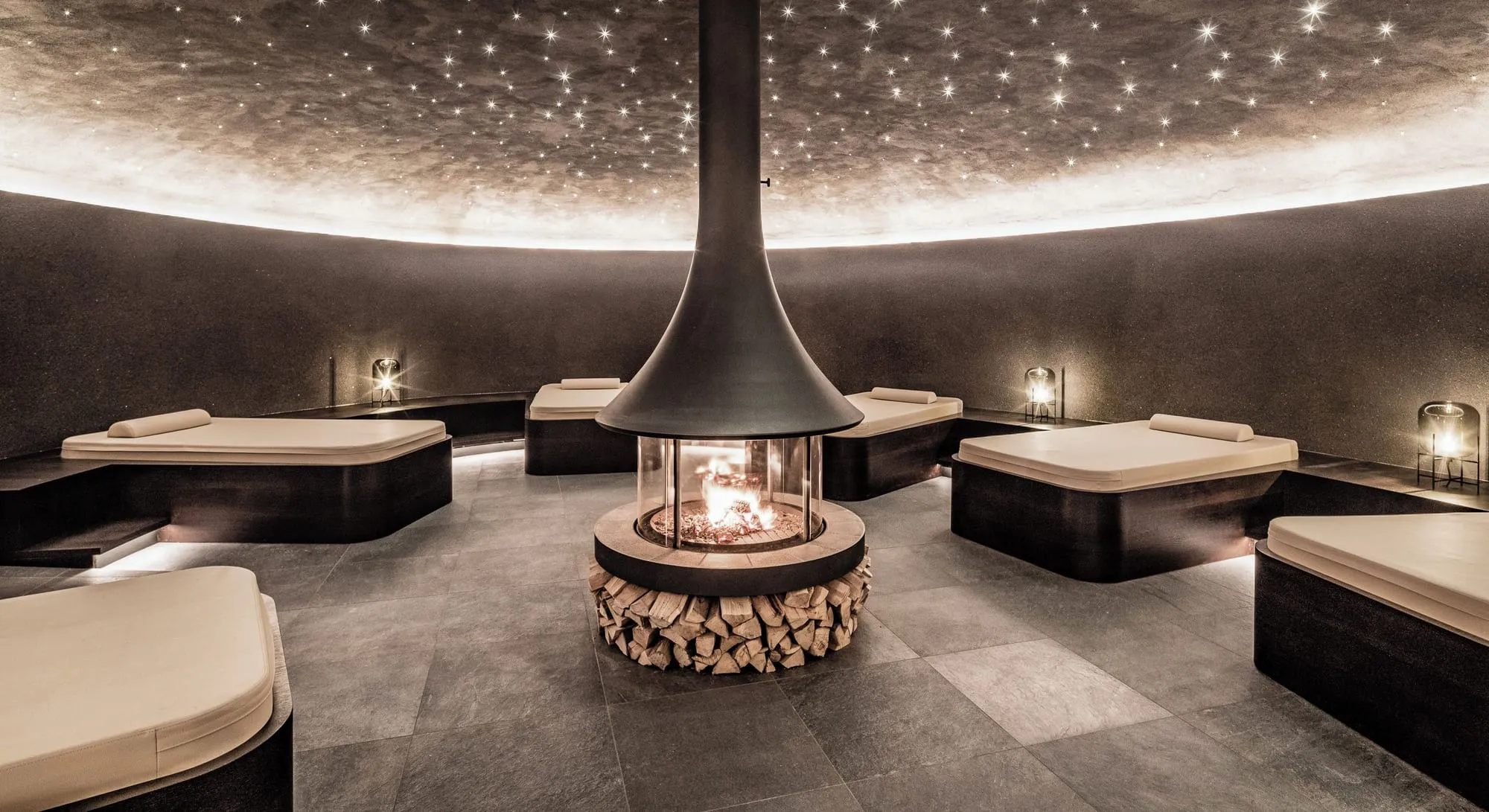 Alpenroyal Grand Hotel: spa lounge with a central fireplace