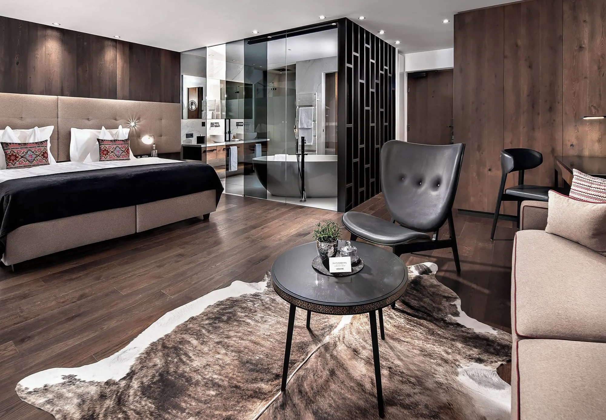 Alpenroyal Grand Hotel: a bedroom with sitting area
