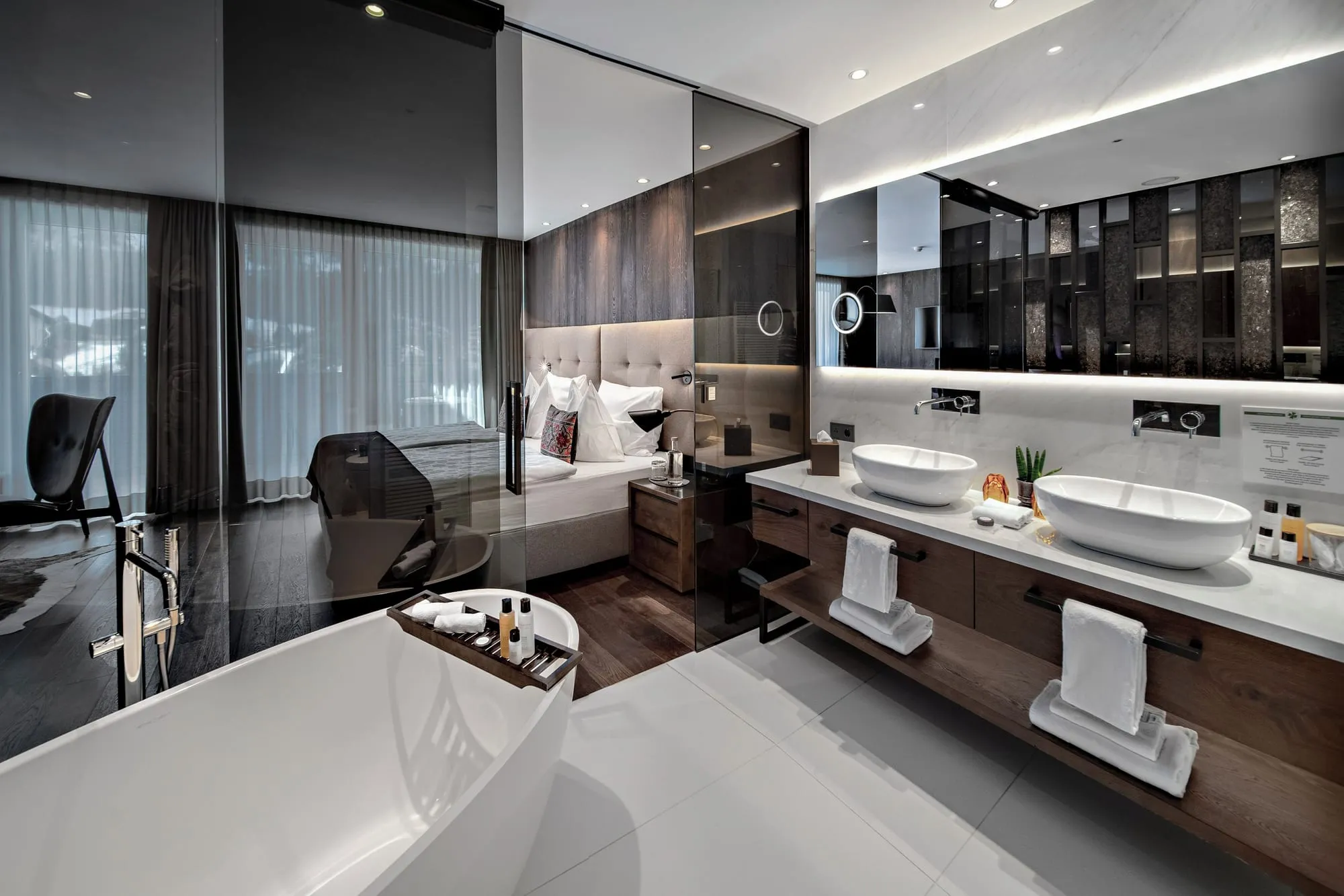 Alpenroyal Grand Hotel: bathroom with freestanding bath
