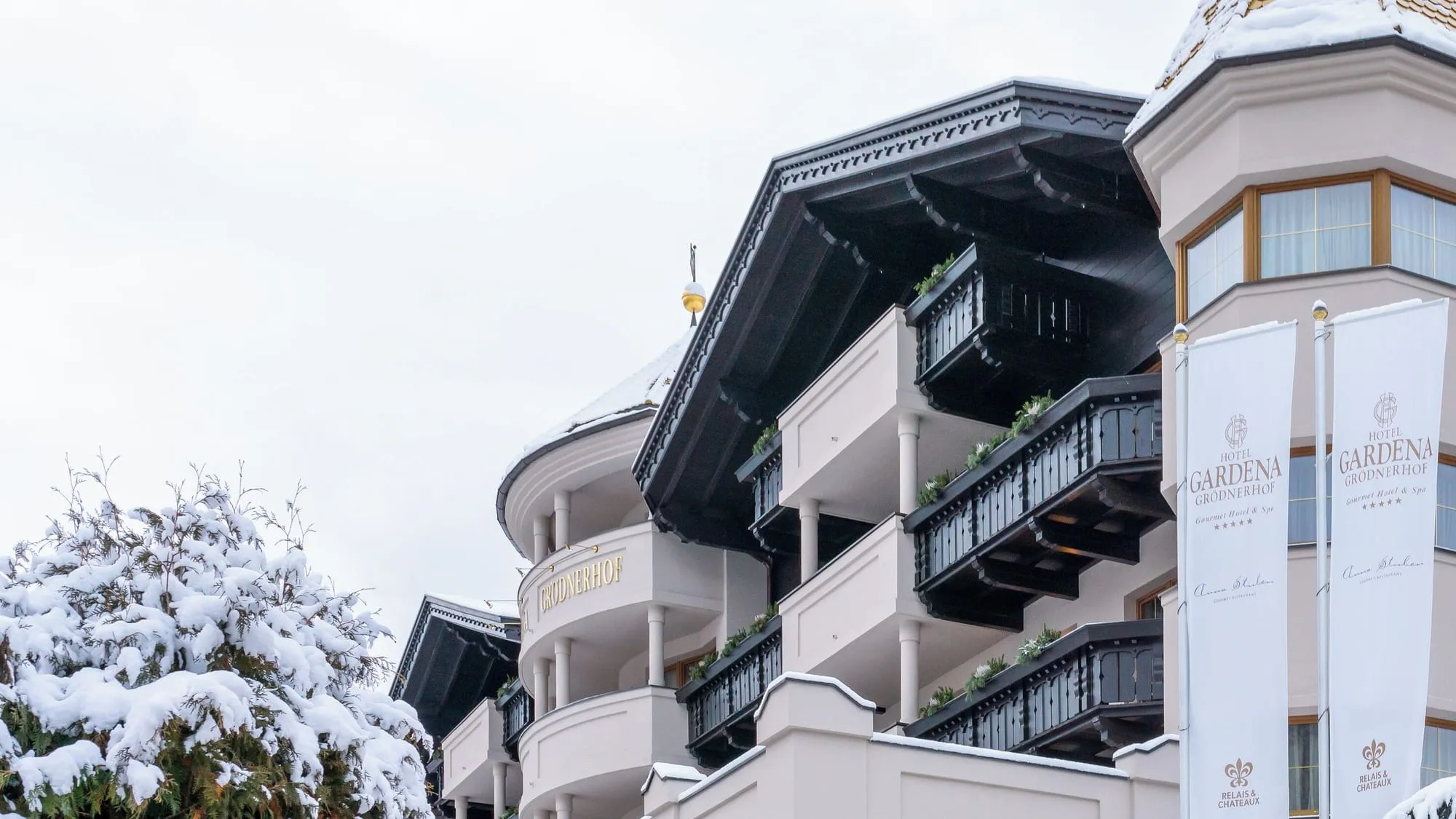 Gardena Grödnerhof Hotel & Spa: the hotel in winter