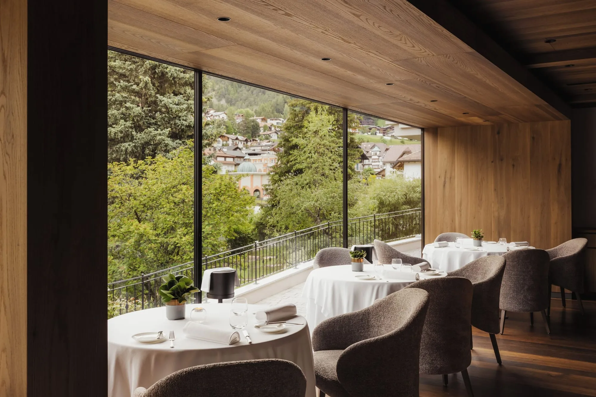 Gardena Grödnerhof Hotel & Spa: restaurant with views over the town