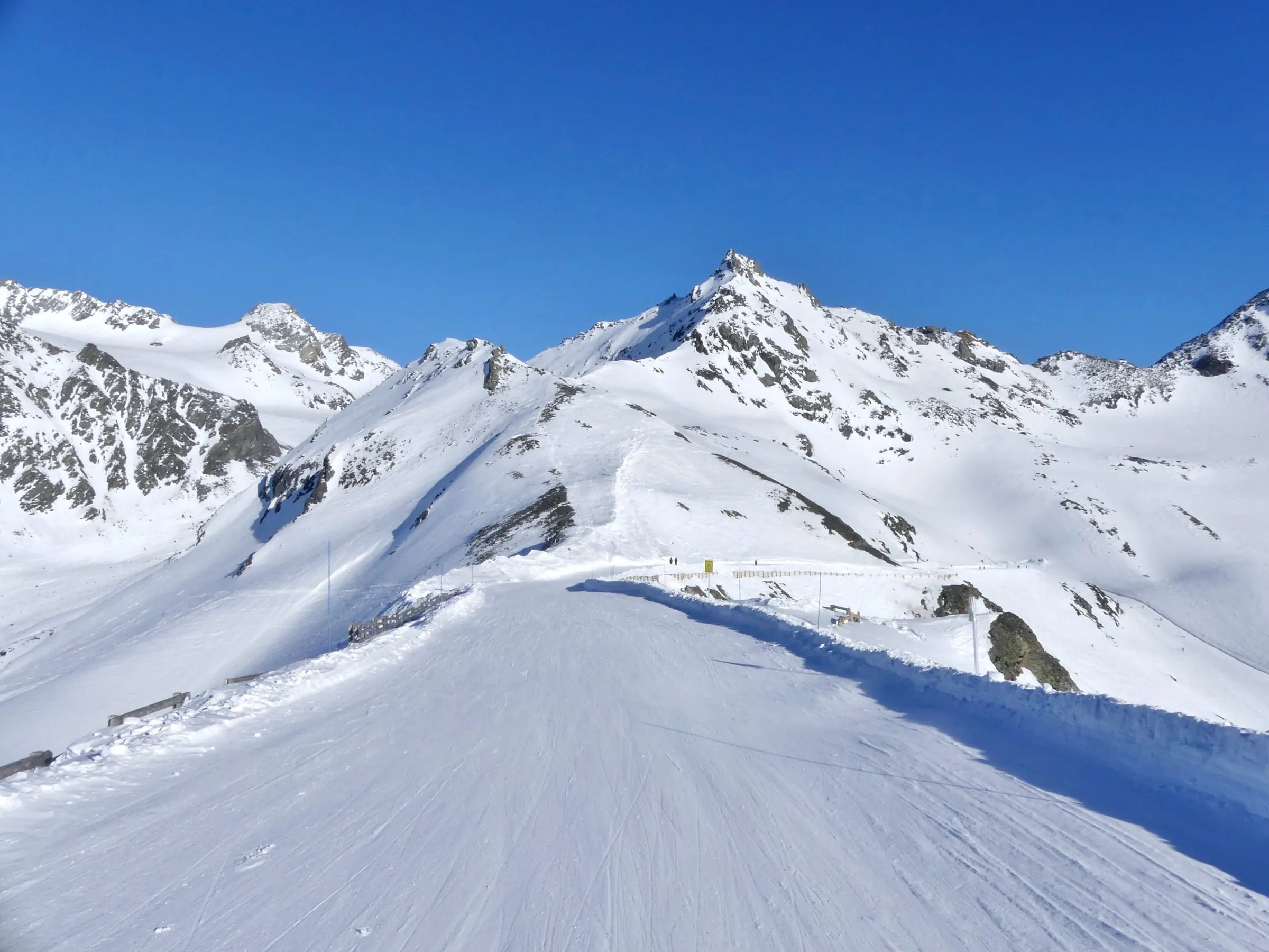 The Col du Bouchet ski slope between Val Thorens and Orelle, with the Pointe de Thorens behind