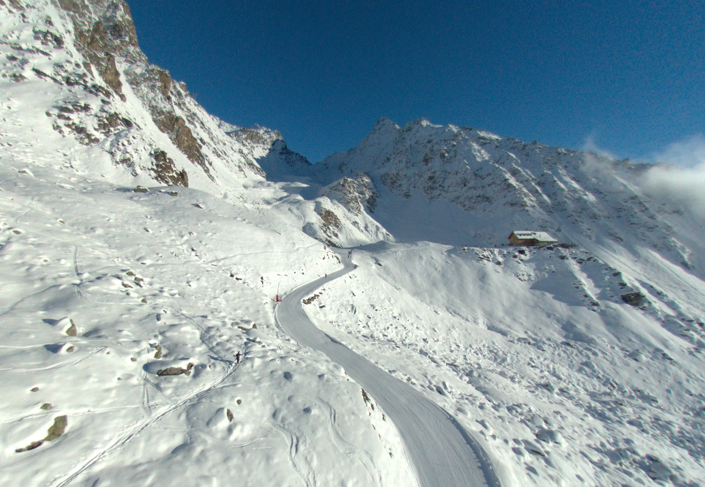 Groomed piste winding past the Cabane du Mont Fort above Verbier