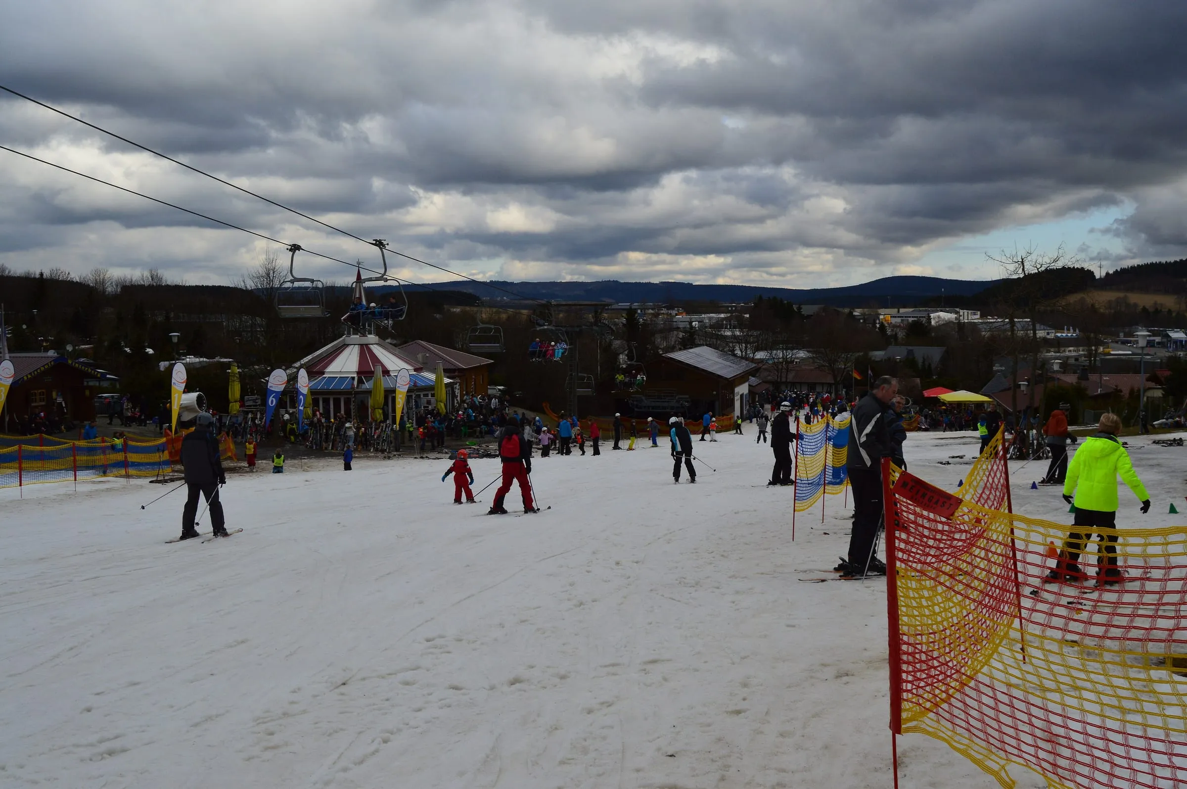 Beginners and families on a gentle slope in the Winterberg ski area