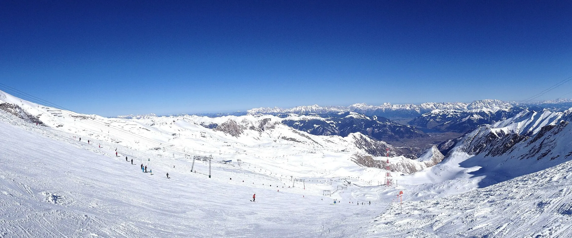 Wide glacier pistes on the Kitzsteinhorn above Kaprun in winter